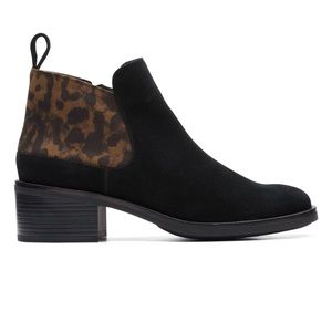 Clarks Women’s Memi Zip Leopard size 7.5 suede ankle boots new never worn